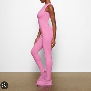 Skims Outdoor Basics Crew Neck Sleevelesss Jumpsuit Onesie In Bubblegum Pink 4x